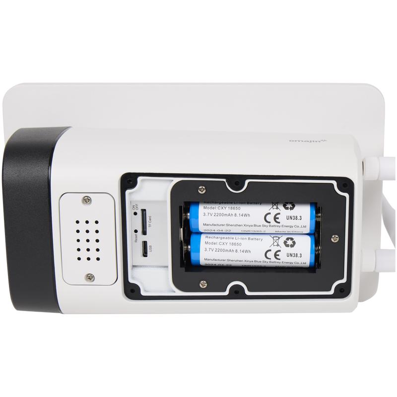 Geopend klepje van de Omajin solar camera met de oplaadbare batterijen en de micro-SD-sleuf Geopend klepje van de Omajin solar camera met de oplaadbare batterijen en de micro-SD-sleuf
