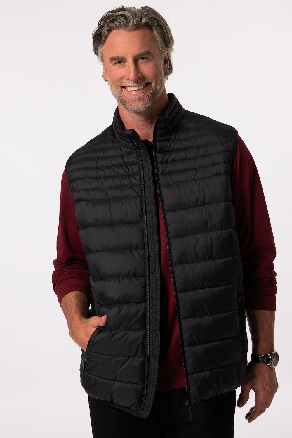 Man in een zwarte doorgestikte bodywarmer van Boston Park over een bordeauxrood shirt Man in een zwarte doorgestikte bodywarmer van Boston Park over een bordeauxrood shirt