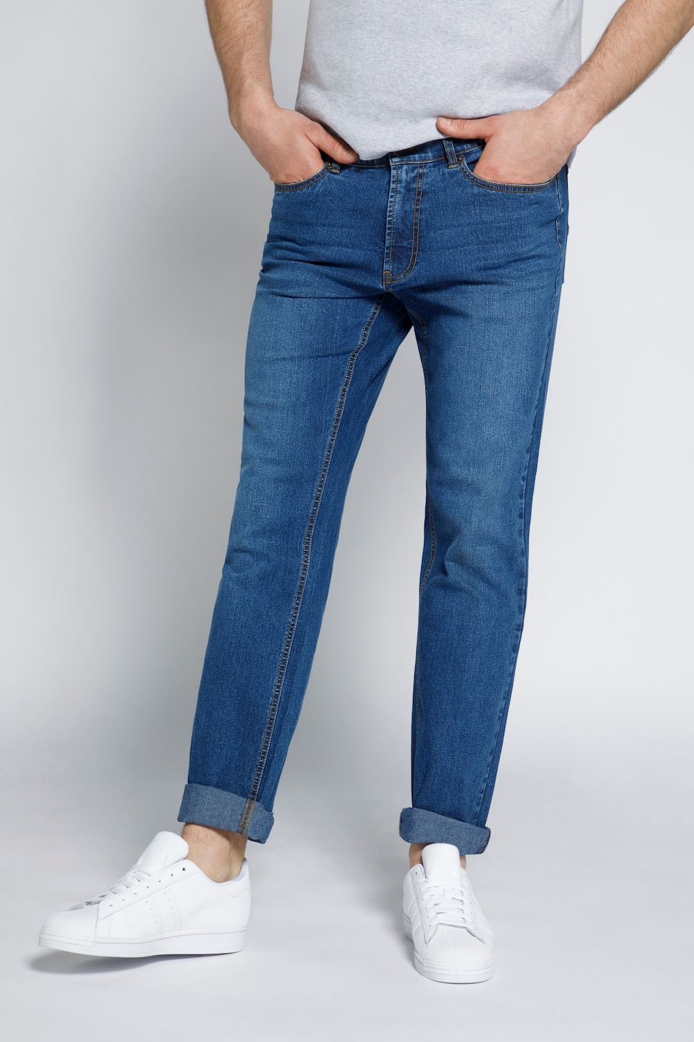 Herenjeans regular fit van STHUGE met witte sneakers, een herenmerk van Happy Size Herenjeans regular fit van STHUGE met witte sneakers, een herenmerk van Happy Size