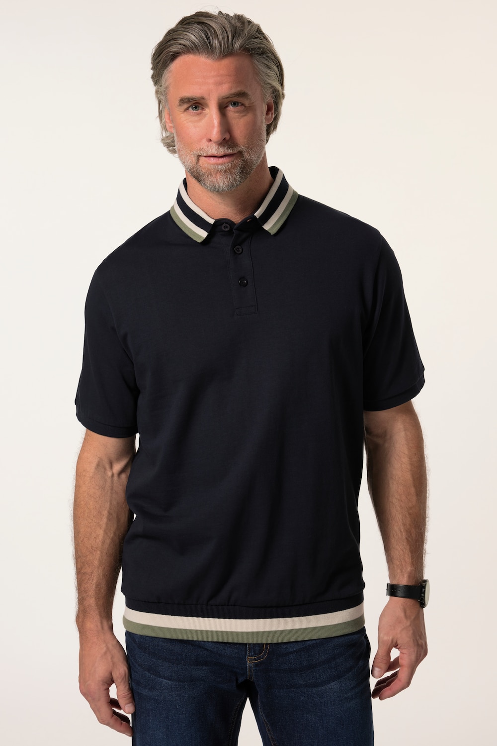 Man in een donkerblauw poloshirt met gestreepte kraag van Boston Park, een herenmerk van Happy Size Man in een donkerblauw poloshirt met gestreepte kraag van Boston Park, een herenmerk van Happy Size