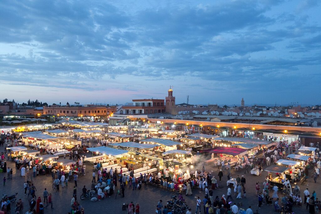 Het plein Djemaa el Fna in Marrakesh bij avond