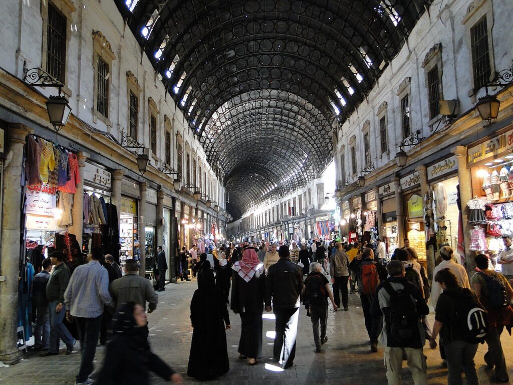 Drukke overdekte souk Al-Hamidiyah in Damascus