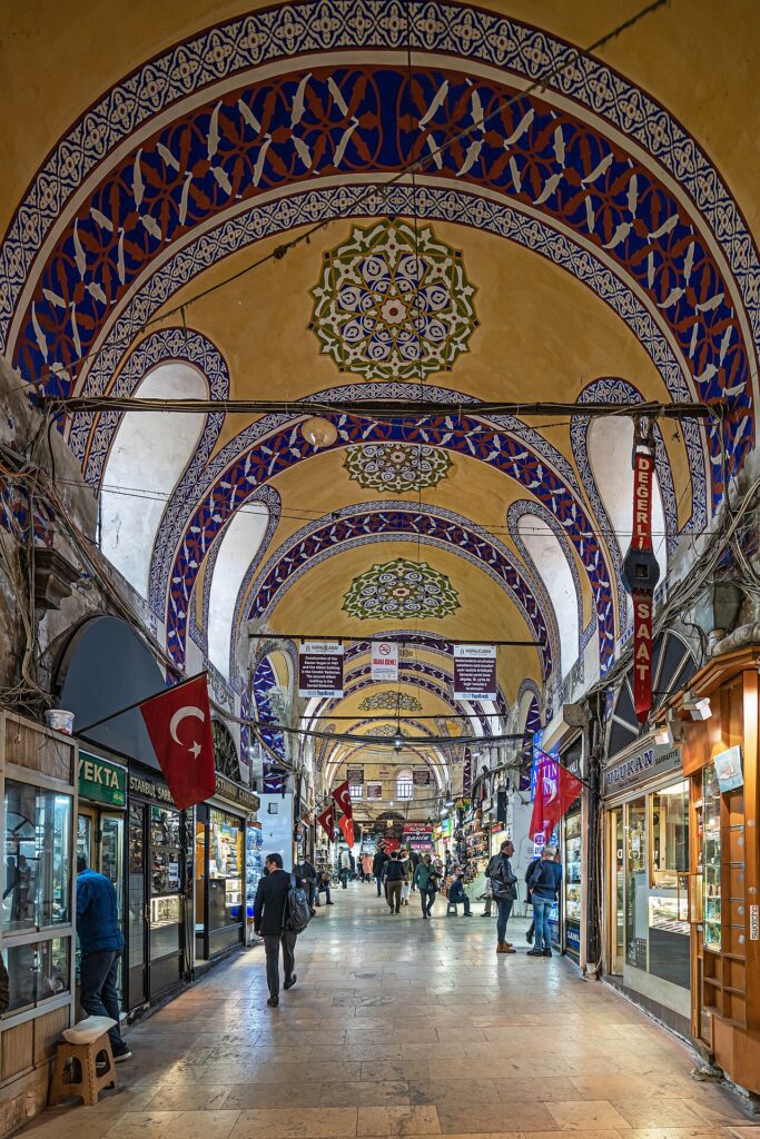 Grote Bazaar in Istanbul met Turkse vlaggen